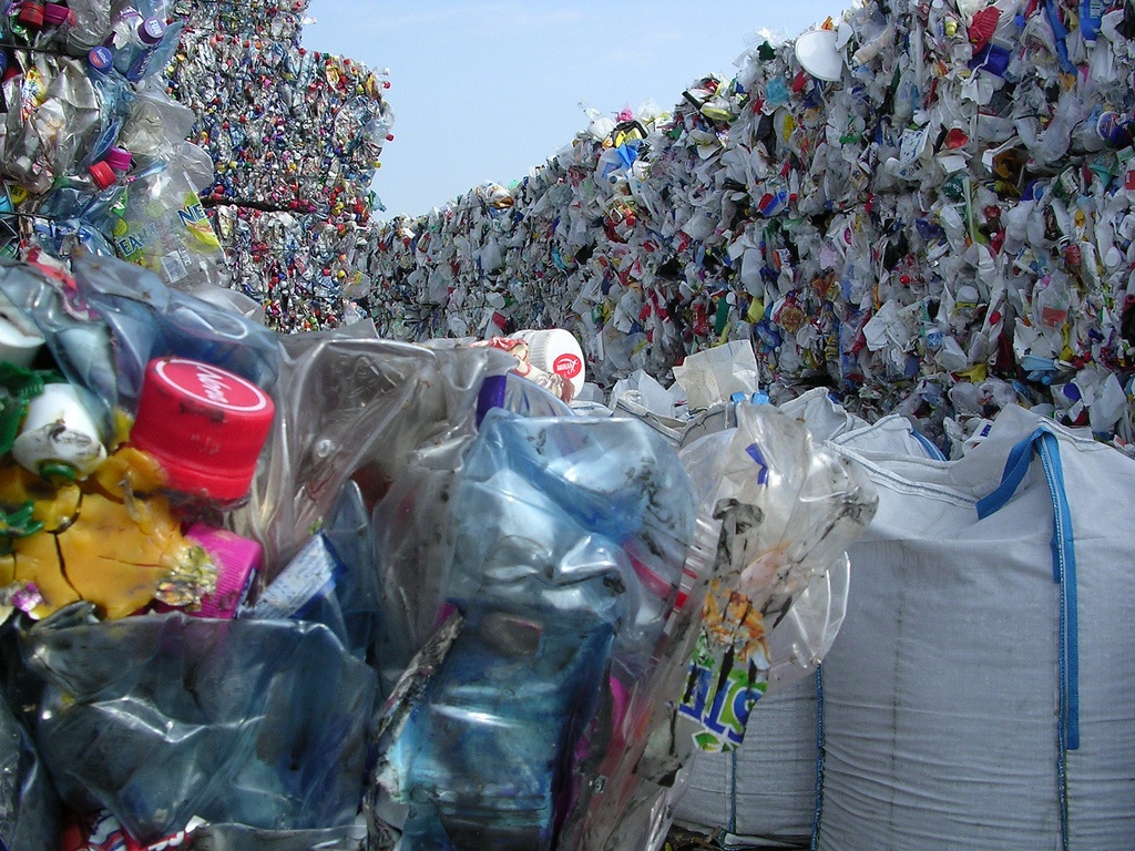 Việt Nam tái chế, giải quyết nỗi lo vấn đề rác thải nhựa.